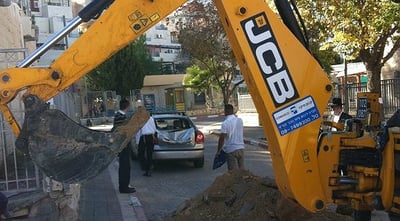 בהלה בבית-שמש: טרקטור מחץ רכב; אין נפגעים