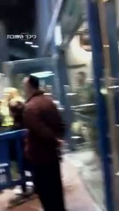 צפו: מאבטחים מונעים כניסת שר לשעבר לתחנה המרכזית בירושלים