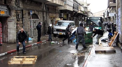 מהומות במאה שערים: פשיטה על בית חלפן כספים; 4 עצורים