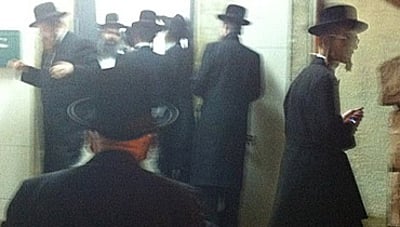 פתח ביתו של האדמו"ר, הלילה