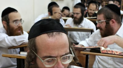 "למה להרבה חרדים יש משקפיים?"