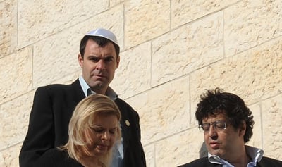 גב' נתניהו בצאתה מבית האבלים