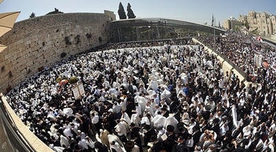 70 אלף איש, מאות כהנים, ושריד אחד לבית המקדש