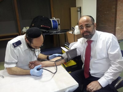 צפו בתמונות: שר הדתות יעקב מרגי תורם דם