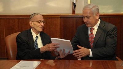 השופט אדמונד לוי מגיש את הדו"ח לראש הממשלה