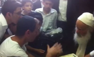 עידן מילר משוחח עם תושב העיר