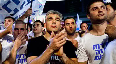 לפיד מפגין