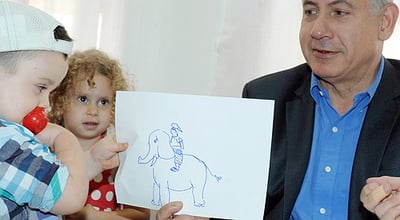 נתניהו העניק מתנה לילדי רחובות: פיל מצויר