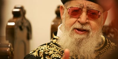 הרב עובדיה יוסף עודכן ומזהיר מפני הסכנה האיראנית