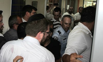 דרמה בעיר אלעד: הורים פרצו ללשכת ראש-העיר