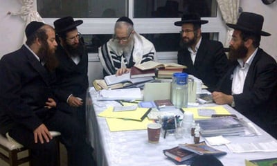 האסיפה בבית הרב ברלנד, הלילה