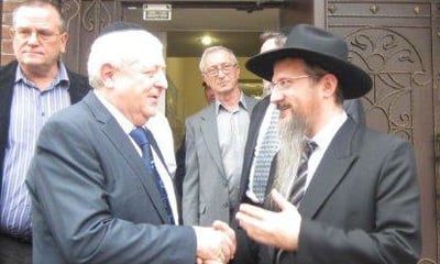 הגר"ב לאזאר בפתח בית הכנסת
