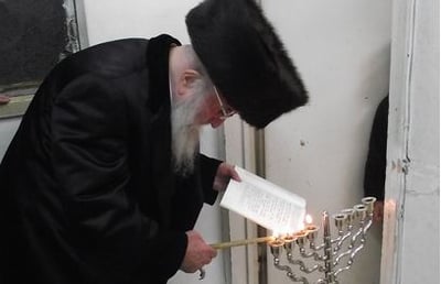 תיעוד: הדלקת נרות וטיש חנוכה בספינקא בני ברק