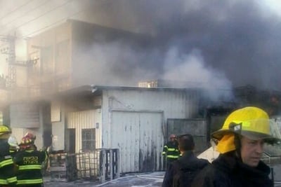 כוחות כיבוי אש השתלטו על שריפת ענק במפעל בנתניה