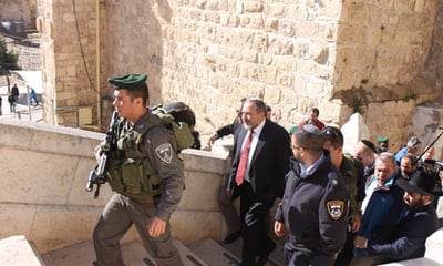 ליברמן בחברון: מתפלל לניצחון
