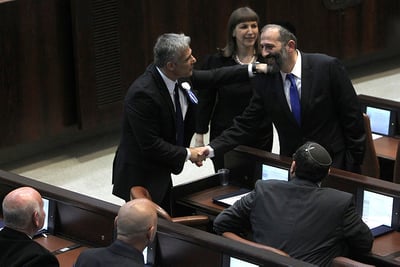 לפיד ודרעי, לוחצים ידיים