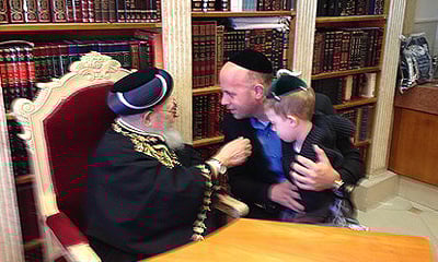 צפו: ברכת מרן הרב עובדיה יוסף למנחם טוקר