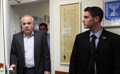 שר האוצר ומאבטחו האישי
