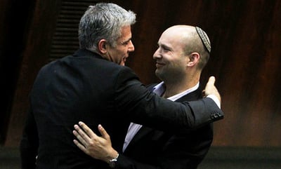נותן גב להחרבת עולם התורה. בנט ולפיד