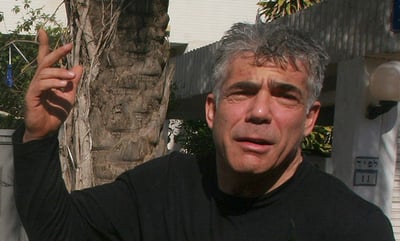 לפיד בפתח ביתו, הבוקר