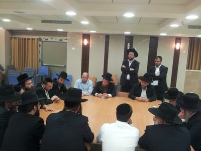 רבני אלעד מתאספים, הערב