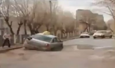 צפו: אדם הצליח להיחלץ מבולען ענק ברוסיה