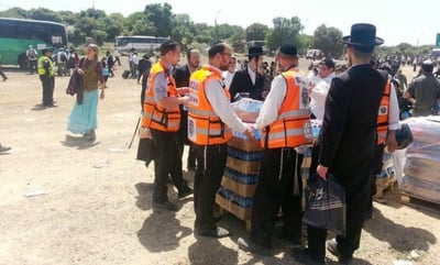 מחלקים שתיה לנוסעים התקועים