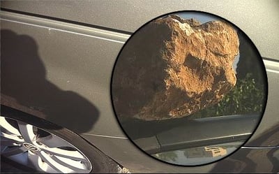 רכבו של חנניה, בקטן: הסלע שהושלך לעברו