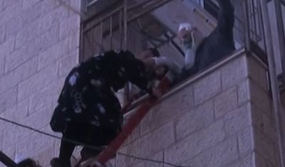 צפו: חילוץ הלכודים מזירת השריפה במאה שערים