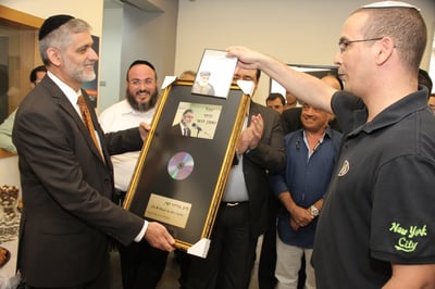 רגע של נחת, אלי ישי
