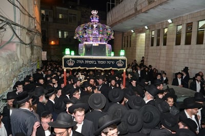 מאות איש בתהלוכה