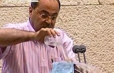צפו: אחמד טיבי קורע את הצעת החוק, ומרטיב אותה במים