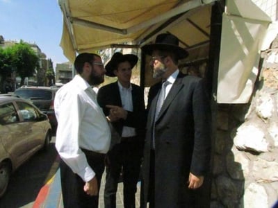 הרב לאו בצאתו מהפגישה עם מרן הגראי"ל שטיינמן