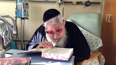 הגר"ע יוסף בבית החולים לפני מספר שבועות