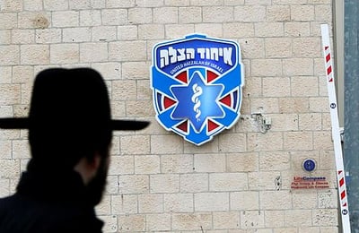 כובע של רב, לצד אפוד של מציל חיים