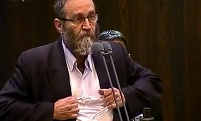 פרוש כבול באזיקים, חבריו לסיעה עושים 'קריעה' • צפו