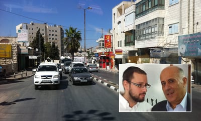 כתב כיכר השבת עם ג'בריל רג'וב על רקע העיר רמאללה