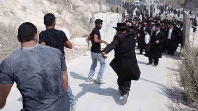 המאבטחים מבריחים את המפגינים, הצהריים
