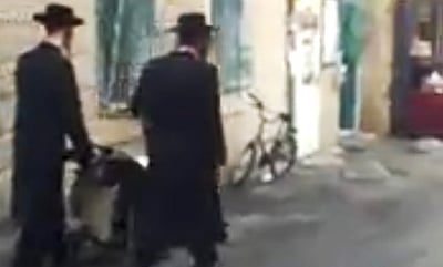 מאה שערים: ההכרזה על ההפגנות עם רמקול ועגלת תינוק • צפו
