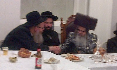 האדמו"ר מסאטמר בלחיצת היד לבן הראב"ד