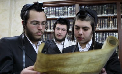תרם מגילה לחזק את התורה