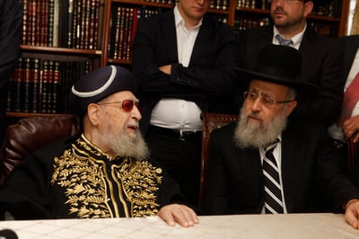 מרן הגר"ע יוסף עם בנו הגר"י יוסף