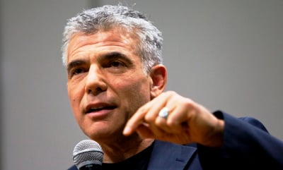 בצניחה למטה. שר האוצר יאיר לפיד