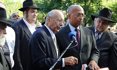 תומפסון במסיבת העיתונאים המאולתרת