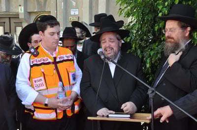 צפו: מאות בהלווית הנגיד ר' שלמה זקהיים