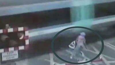 רוכבת האופנים, מתוך הסרטון של משטרת בריטניה