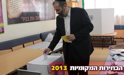 אריה דרעי מצביע בקלפי שליד ביתו