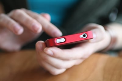 הסלולרי נופץ כי כמעט גרם לתאונה • וידאו