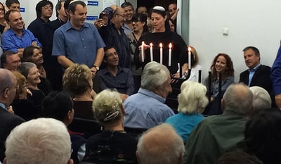 צפו: ח"כ מרב מיכאלי חבשה כיפה והדליקה נרות חנוכה