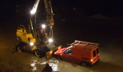 צפו: חילוץ רכב מהשיטפון בבריטניה